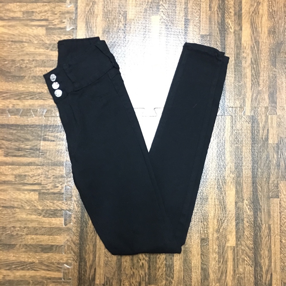 HIGH WAISTED JEANS
